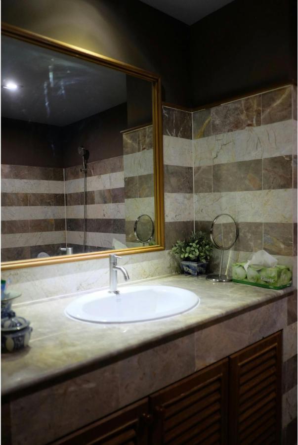 Sukhumvit Boutique : Soi 13/ 10min. From Bts Nana Station Pangsapuri *